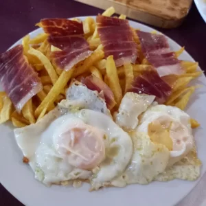 Bandeja de patatas fritas con jamón