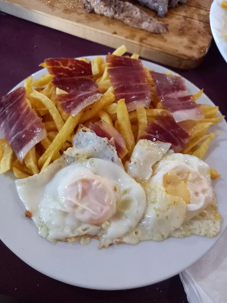 Bandeja de patatas fritas con jamón